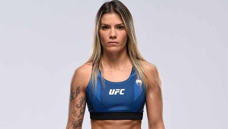 Petarung wanita Luana Pinheiro justru dinyatakan sebagai pemenang meski terkena tendangan brutal hingga terkapar di UFC Vegas 25. Copyright: © Mike Roach/Zuffa LLC via Getty Images