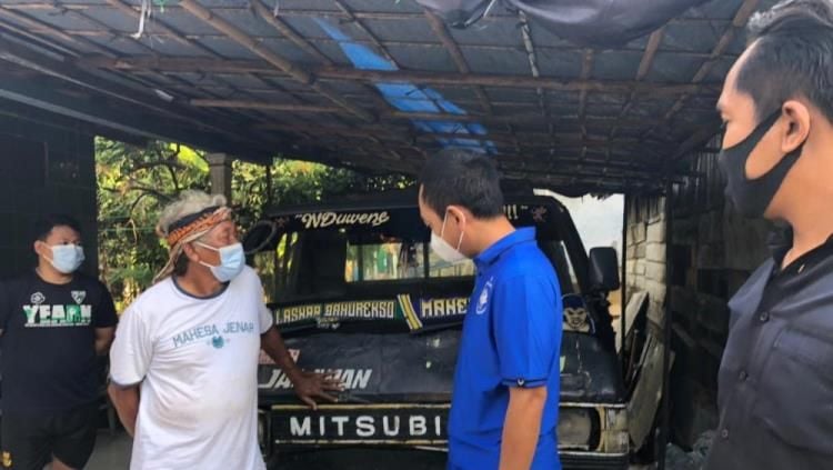 CEO PSIS, Yoyok Sukawi (kaos biru) ketika berbincang dengan Muhhadi (kaos putih) yang sempat viral di Instagram Erick Thohir. Copyright: © Alvin Syaptia/INDOSPORT