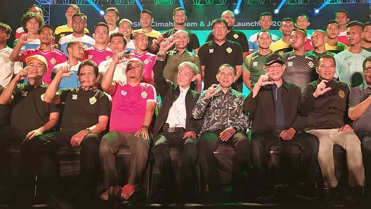 Komisaris Utama tim sepak bola PSKC Cimahi, Eddy Moelyo (duduk di tengah). Copyright: © Arif Rahman/INDOSPORT