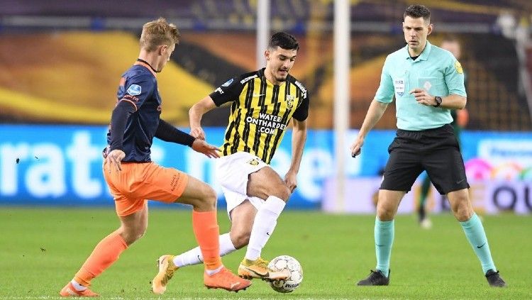 Wonderkid Chelsea yang membela Vitesse, Armando Broja (tengah). Copyright: © instagram.com/armando.broja