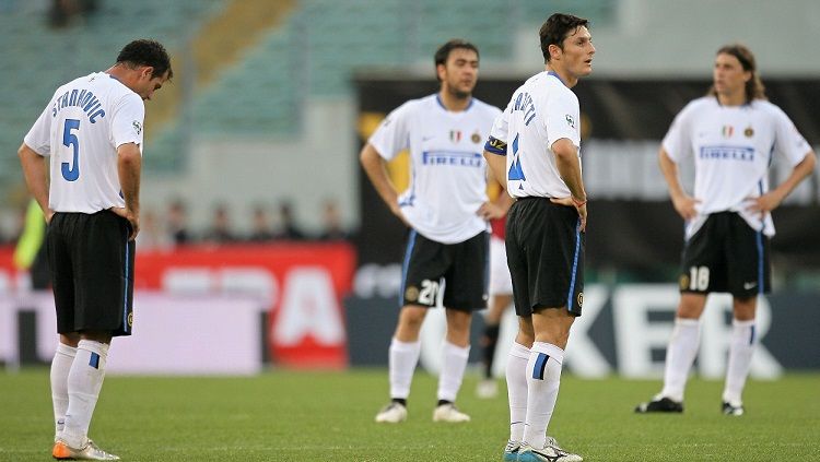 Ekspresi pemain Inter Milan usai menelan kekalahan telak dalam pertandingan final Coppa Italia kontra AS Roma, 9 Mei 2007. Copyright: © AFP