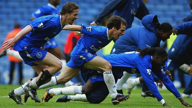 Selebrasi pemain Chelsea usai mengalahkan Liverpool dalam pertandingan Liga Inggris, 11 Mei 2003. Copyright: © Getty Images