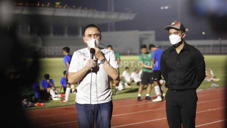 Kaesang Pangarep didampingi Ketum PSSI Mochamad Irawan mengunjungi TC Timnas Indonesia Senior di Stadion Madya Senayan, Selasa (11/05/21). Copyright: © Soicaumienbac.cc