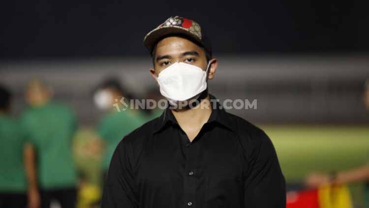 Kaesang Pangarep saat mengunjungi TC Timnas Indonesia Senior di Stadion Madya Senayan, Selasa (11/05/21). Copyright: © Indosport.com