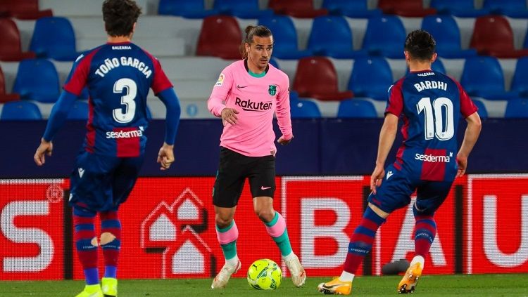 Antoinne Griezmann (tengah) sedang membawa bola dalam pertandingan LaLiga Spanyol antara Levante vs Barcelona yang berakhir imbang.. Copyright: © @fcbarcelona_id