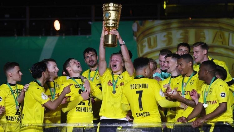 Borussia Dortmund sukses merebut trofi DFB Pokal usai mengalahkan RB Leipzig 4-1 di partai final, Jumat (14/05/21) dini hari WIB. Copyright: © Martin Rose/Getty Images