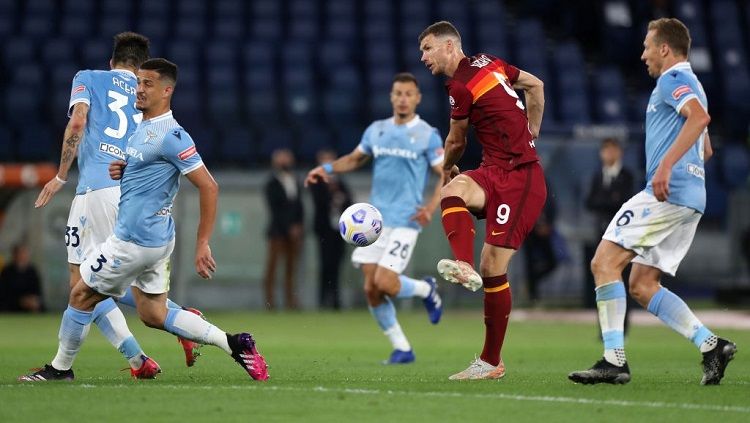 Pertandingan antara AS Roma vs Lazio pada lanjutan pekan ke-37 Liga Italia di Stadion Olimpico, Minggu (16/05/21) dini hari WIB. Copyright: © Paolo Bruno/Getty Images