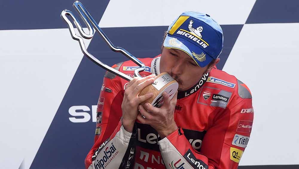 Momen kemenangan pembalap Tim Ducati, Jack Miller melintasi garis finis pada Grand Prix MotoGP di Prancis. Copyright: © JEAN-FRANCOIS MONIER/AFP via Getty Images