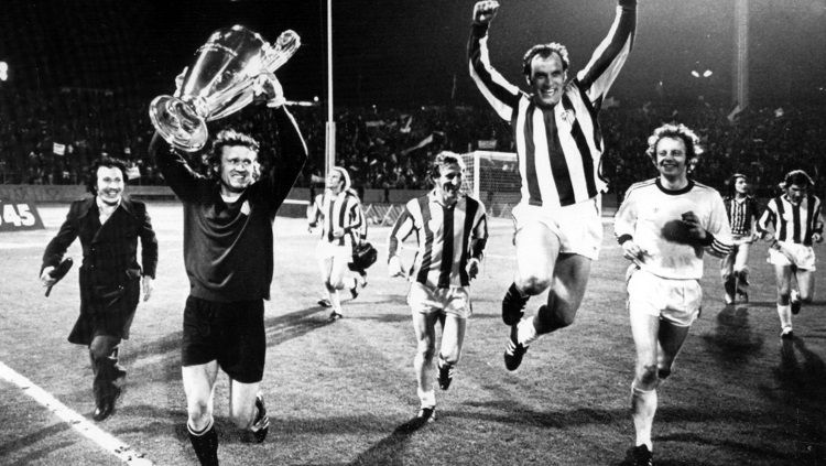 Pemain Bayern Munchen berpesta saat menjuarai Piala Champions usai mengalahkan Atletico Madrid di final, 17 Mei 1974. Copyright: © UEFA Champions League