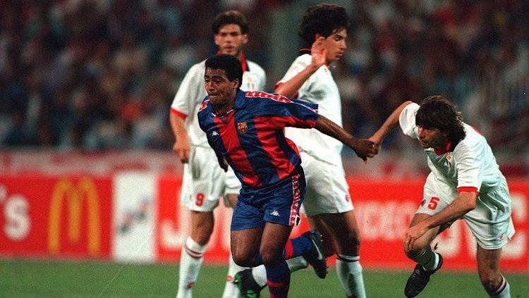 Aksi striker Barcelona, Romario, dalam pertandingan final Liga Champions kontra AC Milan, 18 Mei 1994. Copyright: © FIFA