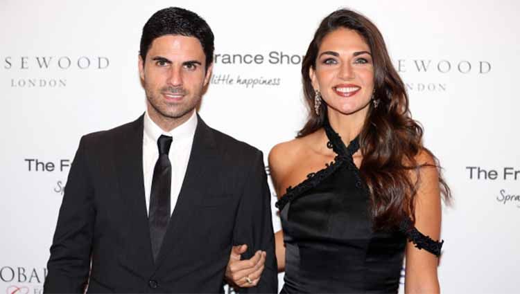 Pelatih Arsenal, Mikel Arteta bareng sama istrinya. Copyright: &copy; thesun/PA