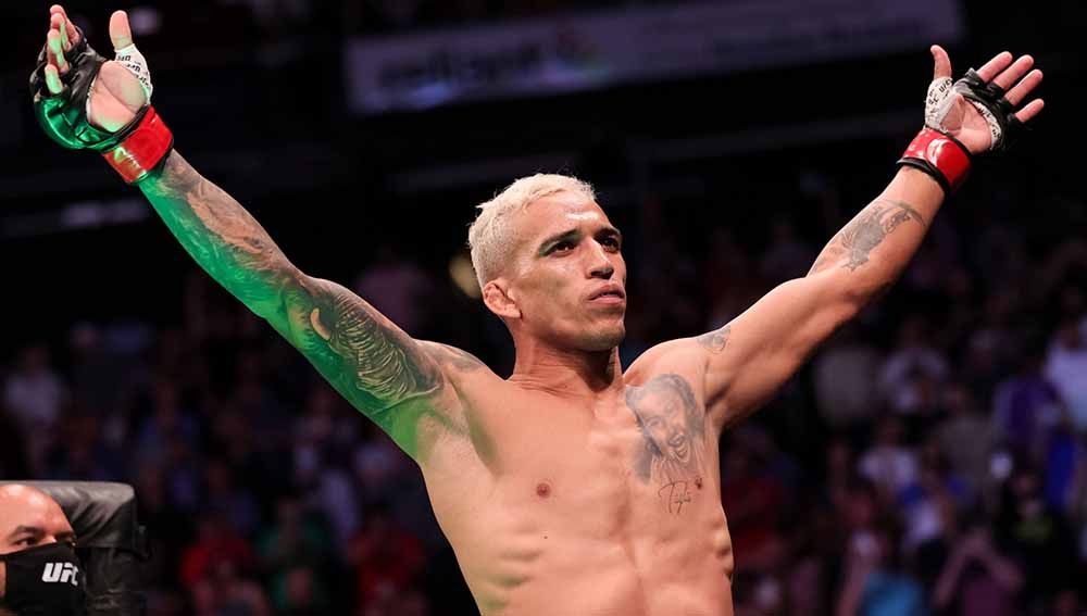 Charles Oliveira meluapkan kermarahannya kepada UFC usai menghabisi Justin Gaethje dalam duel singkat yang emosional. Copyright: © Carmen Mandato/Getty Images