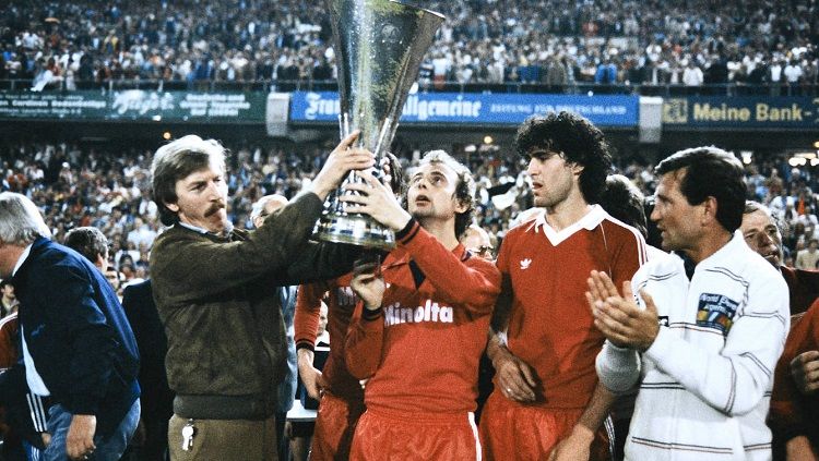 Pemain Eintracht Frankfurt mengarak trofi Piala UEFA usai mengalahkan Borussia Monchengladbach di final, 21 Mei 1980. Copyright: © DFB