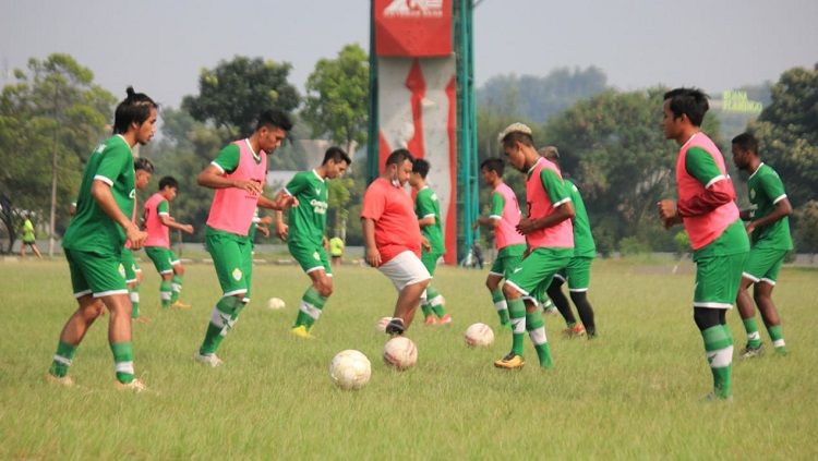 Pemain PSKC Cimahi saat latihan di Lapangan Brigif, Kota Cimahi, Jumat (21/5/21). Copyright: © Arif Rahman/INDOSPORT