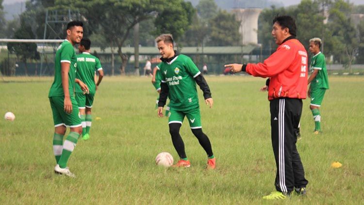 Pelatih PSKC Cimahi, Robby Darwis, saat memimpin latihan di Lapangan Brigif, Kota Cimahi, Jumat (21/05/21). Copyright: © Arif Rahman/INDOSPORT