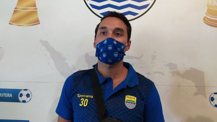 Meski baru bergabung bersama Persib Bandung di awal Liga 1 musim 2021/22, Ezra Walian mengaku sudah nyaman dan betah tinggal di Bandung. Copyright: © Arif Rahman/INDOSPORT