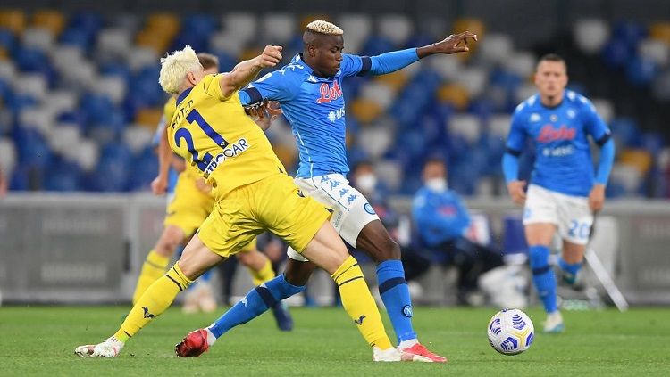 Napoli harus bermain sama kuat melawan Verona pada lanjutan pekan ke-38 Liga Italia 2020-2021. Copyright: © Francesco Pecoraro/Getty Images