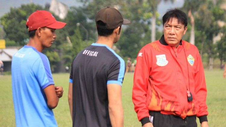 Pelatih PSKC Cimahi, Robby Darwis (kanan) bersama official tim saat latihan di lapangan Brigif, Kota Cimahi, Jumat (21/05/21). Copyright: © Arif Rahman/INDOSPORT