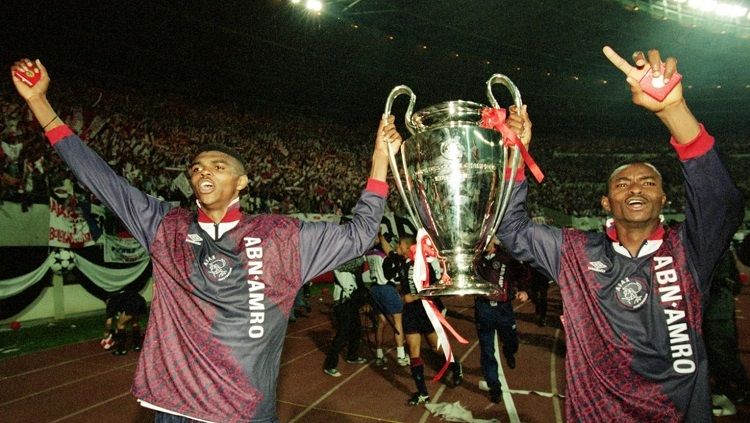 Pemain Ajax Amsterdam mengarak trofi Liga Champion usai mengalahkan AC Milan di final, 24 Mei 1995. Copyright: © UEFA
