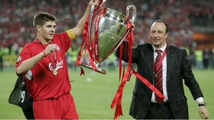 Pelatih Liverpool, Rafael Benitez, mengarak trofi juara Liga Champions bersama Steven Gerrard usai mengalahkan AC Milan di final, 25 Mei 2005. Copyright: © Liverpool FC