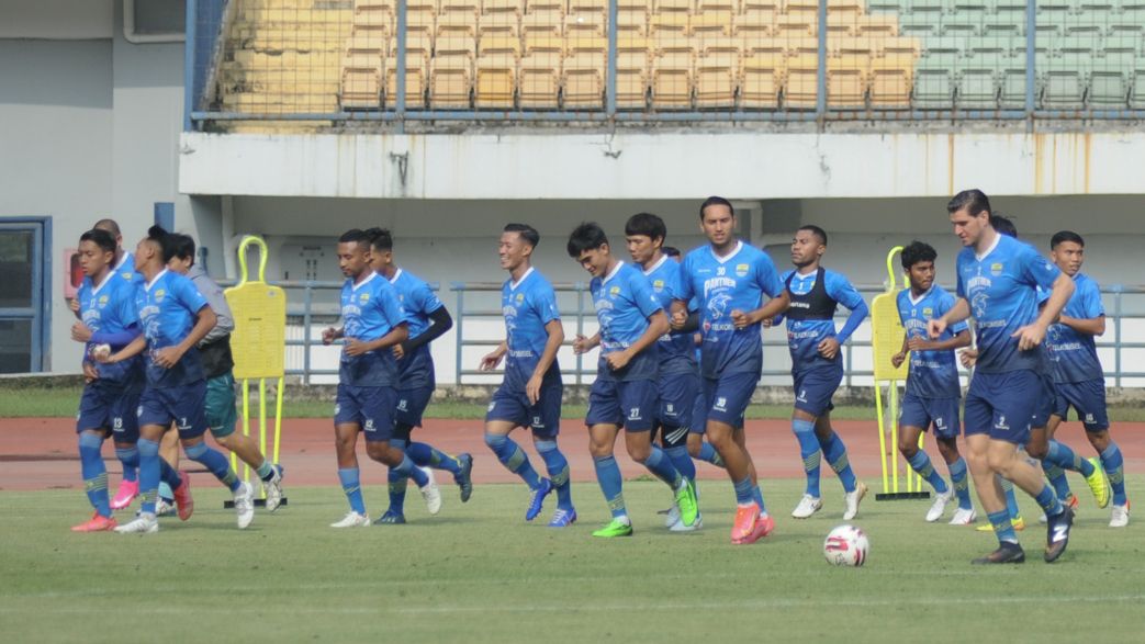 Kondisi pemain Persib tetap terjaga jelang gelaran Liga 1 2021. Copyright: © Arif Rahman/INDOSPORT