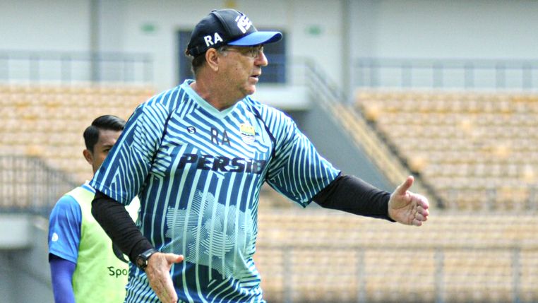 Pelatih Persib Bandung, Robert Rene Alberts. Copyright: © Arif Rahman/INDOSPORT