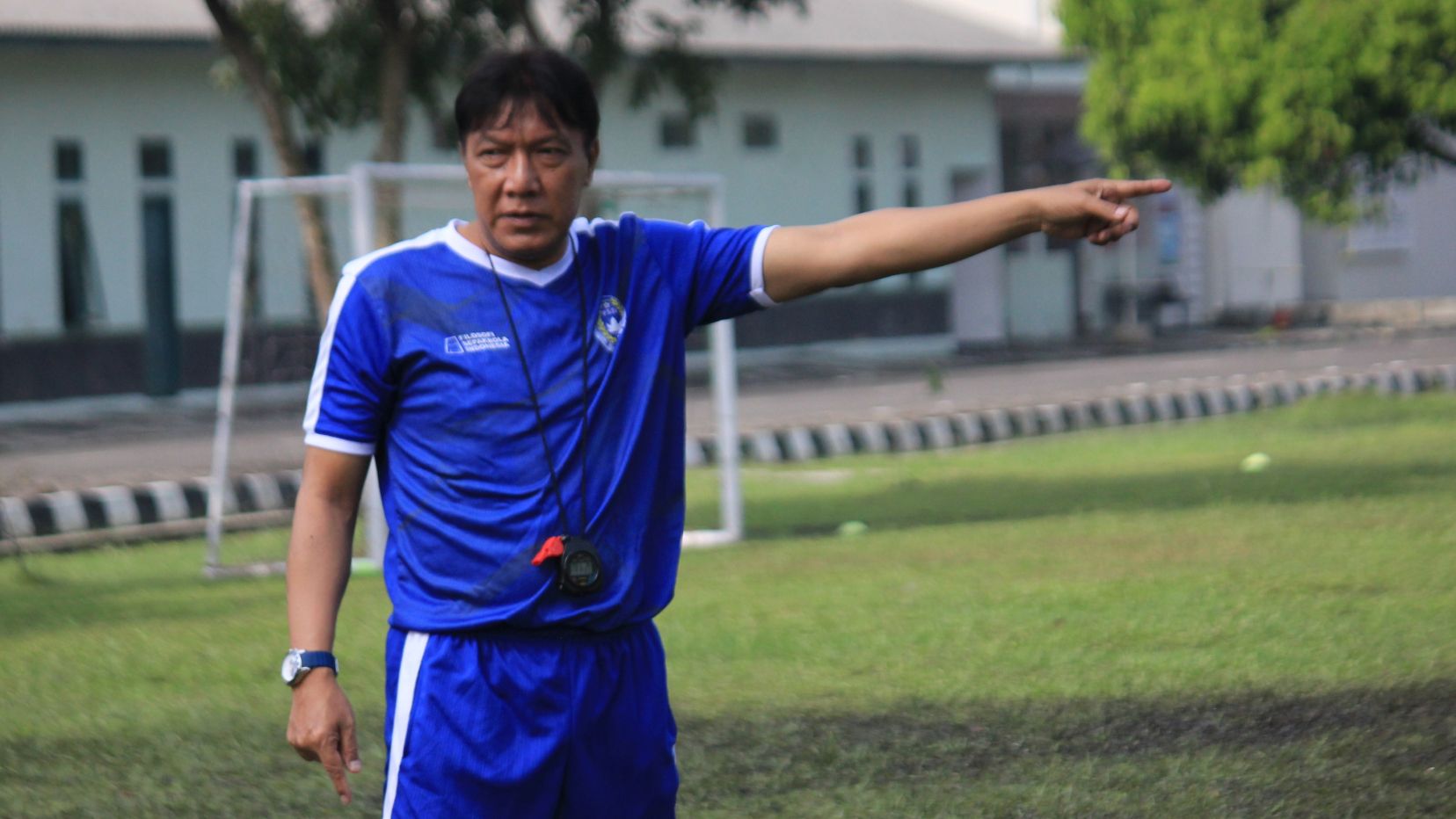 Pelatih PSKC Cimahi, Robby Darwis, saat memimpin latihan di Lapangan Brigif, Kota Cimahi. Copyright: © Arif Rahman/INDOSPORT