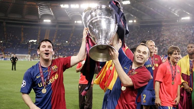 Lionel Messi mengangkat trofi juara Liga Champions usai mengalahkan Manchester United di final, 27 Mei 2009. Copyright: © FC Barcelona