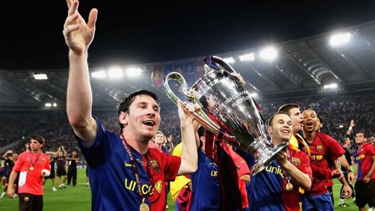 Lionel Messi mengangkat trofi juara Liga Champions usai mengalahkan Manchester United di final, 27 Mei 2009. Copyright: © UEFA