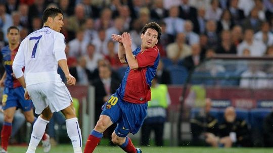 Cristiano Ronaldo berduel dengan Lionel Messi dalam pertandingan final Liga Champions antara Barcelona vs Manchester United, 27 Mei 2009. Copyright: © Getty Images