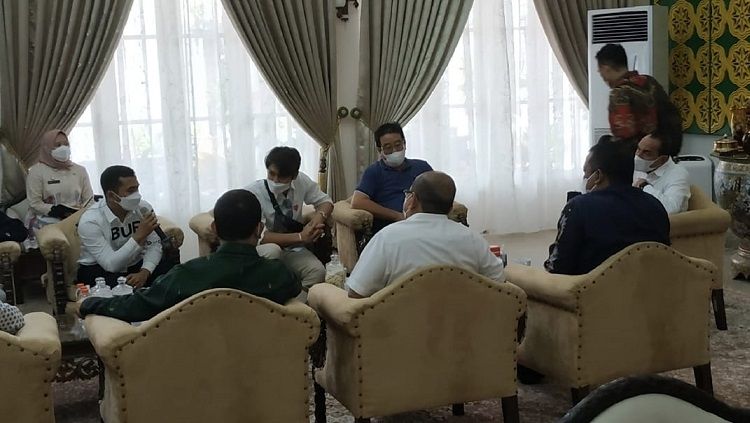 Gubernur Sumut sekaligus Pembina PSMS Medan, Edy Rahmayadi, saat menerima audensi Rizky Billar dan Putra Siregar di rumah dinas Gubernur Sumut, Kamis (27/5/21) siang. Copyright: © Media Sumut