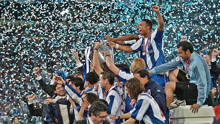 Selebrasi seluruh pemain FC Porto saat menjuarai Liga Champions usai mengalahkan AS Monaco di final, 26 Mei 2004. Copyright: © FC Porto