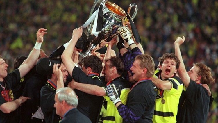 Pemain Borussia Dortmund bersorak-sorai saat menjuarai Liga Champions usai mengalahkan Juventus di final, 28 Mei 1997. Copyright: © UEFA