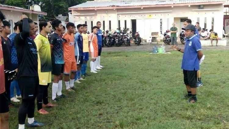 Firmandoyo ketika memimpin tim pra-Porprov Kota Semarang latihan. Copyright: © Askot PSSI Semarang.