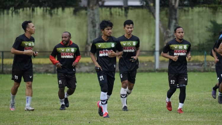 Pemain anyar PSMS Medan, Wiganda Pradika (tengah), saat mengikuti latihan perdananya bersama PSMS, Jumat (28/5/21) sore. Copyright: © Media Officer PSMS