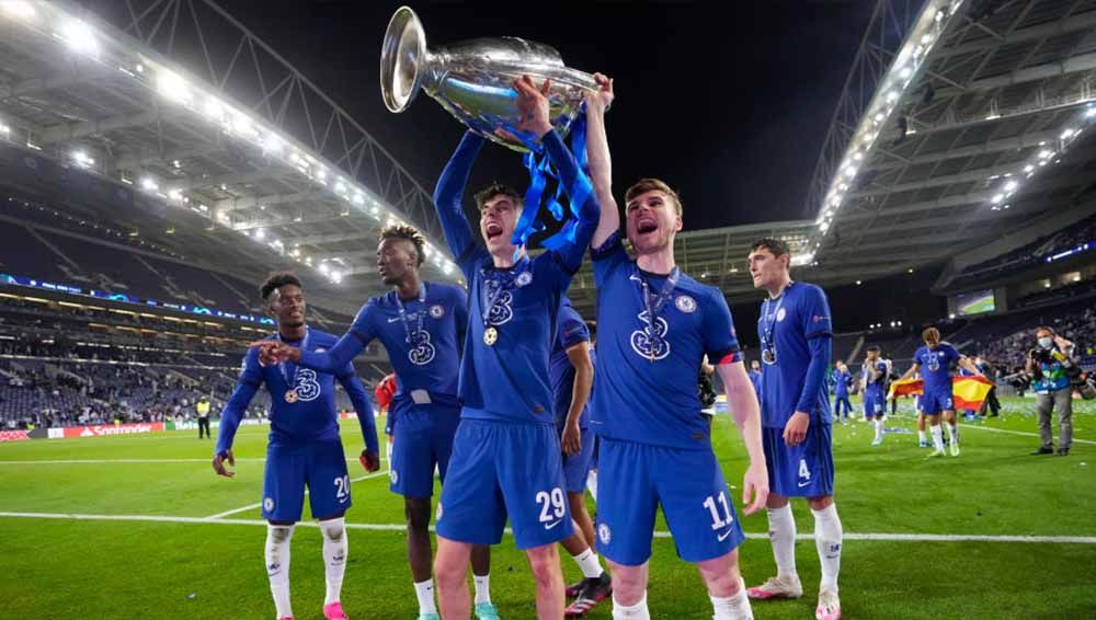 Kai Havertz dan Timo Werner saat mengangkat Trofi Liga Champions menyusul kemenangan timnya pada Final Liga Champions UEFA antara Manchester City vs Chelsea di Stadion do Dragao, Sabtu (29/05/21) Porto, Portugal. Copyright: © Manu Fernandez - Pool/Getty Images