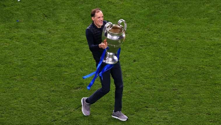 Di tengah laga Chelsea vs Red Bull Salzburg di Liga Champions yang jadi debut Graham Potter sebagai manajer, fans Si Biru justru nyanyikan nama Thomas Tuchel. Copyright: © thesun/gettyimages