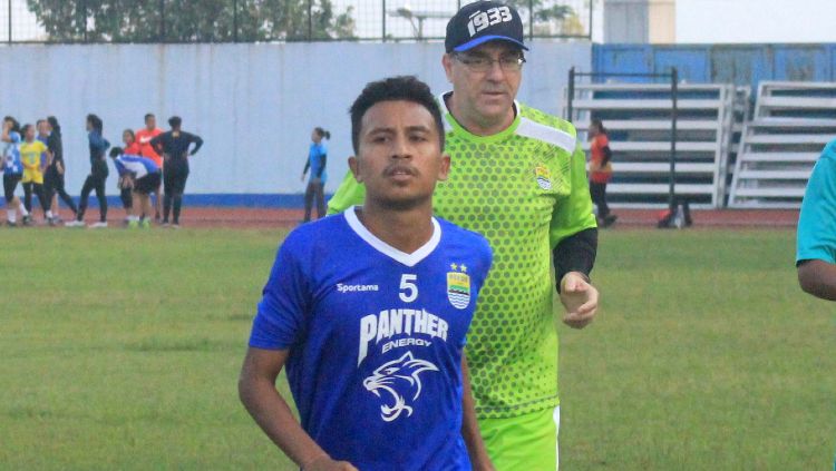 Pemain muda Persib Bandung, Syafril Lestaluhu dan pelatih Robert Rene Alberts, saat latihan beberapa waktu lalu Copyright: © Arif Rahman/INDOSPORT
