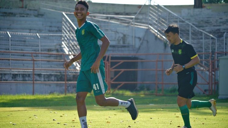 Marselino Ferdinan jogging ditemani fisioterapi Persebaya Surabaya. Copyright: © Persebaya Surabaya