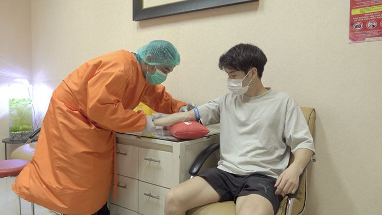 Taisei Marukawa saat menjalani tes kesehatan sebelum bergabung dengan Persebaya Surabaya. Copyright: © Persebaya.id