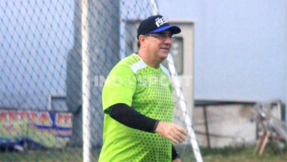 Robert Rene Alberts mengaku kecewa dengan hasil akhir dan menyebut kekalahan 1-0 atas Bali United di Liga 1 tidaklah pantas. Copyright: © Arif Rahman/Indosport