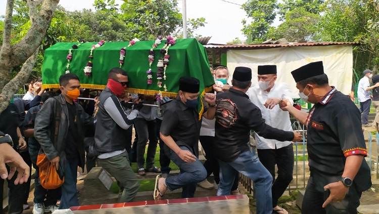 Ketua Umum PSSI, Mochamad Iriawan (baju putih), saat mengantarkan almarhumah ibunya ke pemakaman keluarga di Sirnaraga, Kota Bandung. Copyright: © Arif Rahman/INDOSPORT