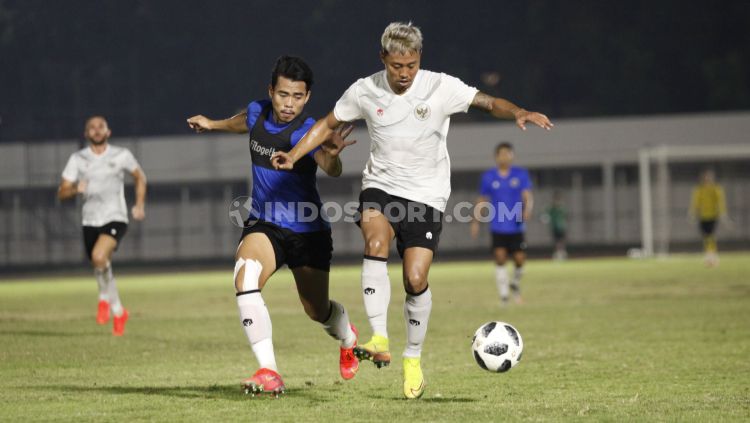 Nurhidayat (kedua dari kiri) blak-blakan membuka semua perasaan hatinya pasca dicoret dari Timnas Indonesia beberapa waktu lalu. Copyright: © Herry Ibrahim/INDOSPORT