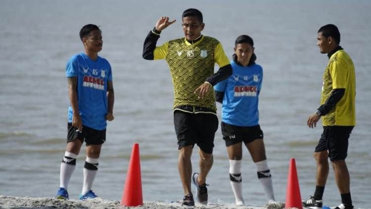 Skuat PSMS Medan berlatih di pantai. Copyright: © Media Officer PSMS