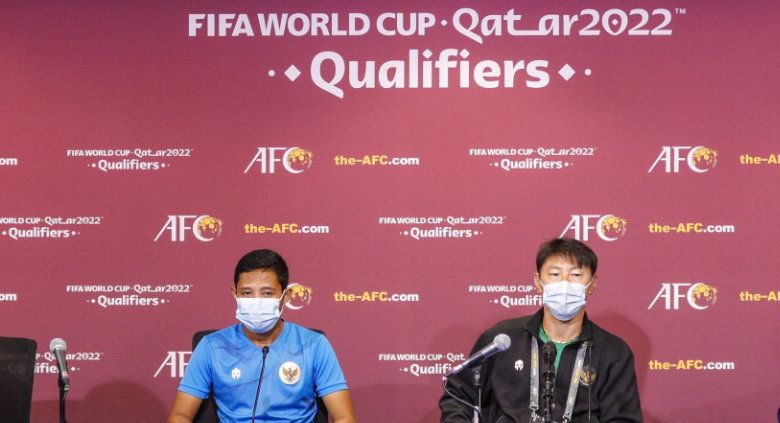Jumpa pers Timnas Indonesia jelang lawan Thailand pada Kualifikasi Piala Dunia 2022 yang dihadiri pelatih Shin Tae-yong dan kapten tim Evan Dimas. Copyright: © PSSI