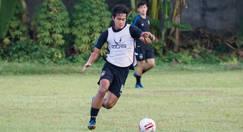 Bahril Fahreza saat berlatih dengan tim senior PSIS. Copyright: © Media PSIS