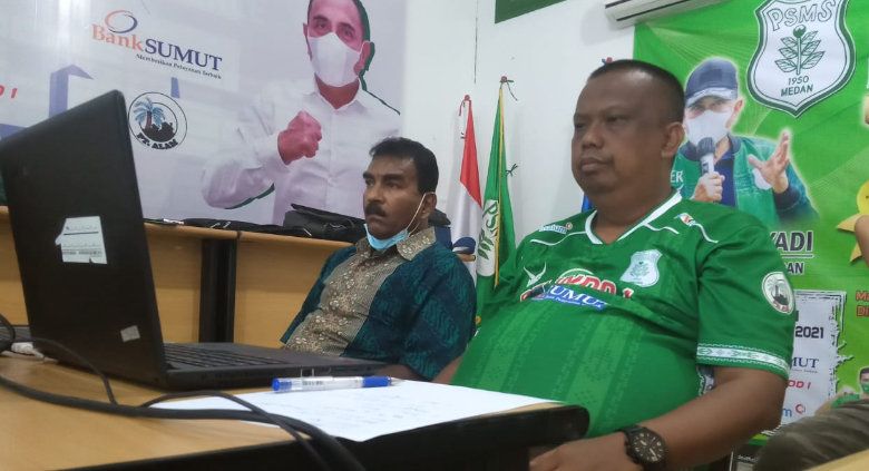 Penanggung jawab klub sekaligus Manajer PSMS Medan, Mulyadi Simatupang (kanan), didampingi Sekertaris klub, Julius Raja (kiri), saat mengikuti rapat virtual dengan Liga 2, Kamis (03/06/21) sore. Copyright: © Media Officer PSMS