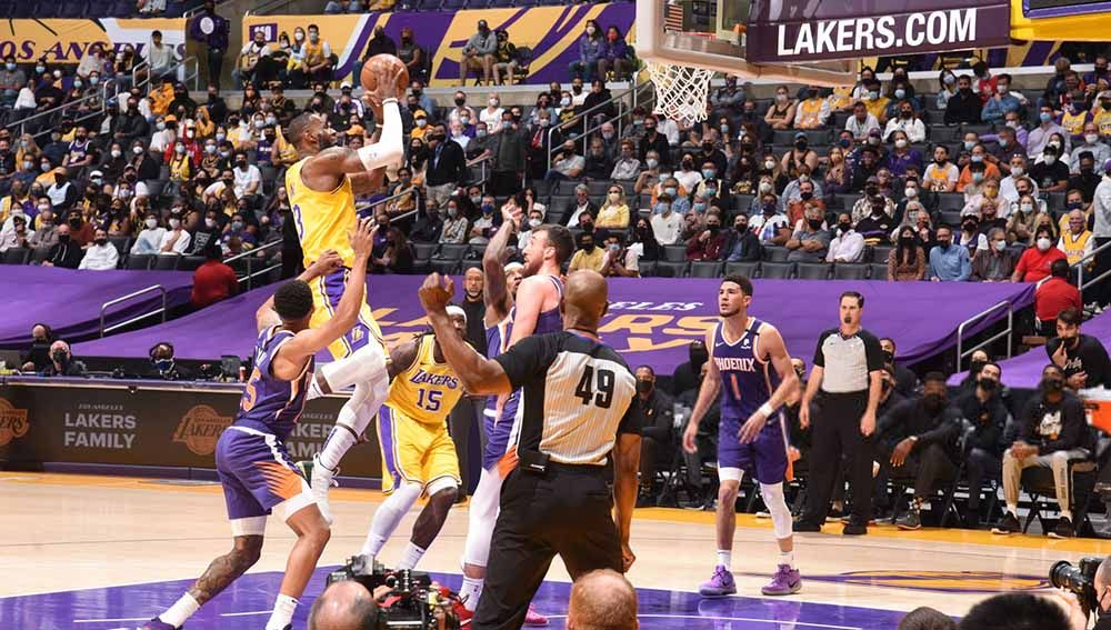 LeBron James (Los Angeles Lakers) menembakan bola ke kranjang Phoenix Suns pertandingan antara Phoenix Suns vs Los Angeles Lakers. Copyright: © Andrew D. Bernstein/NBAE via Getty Images