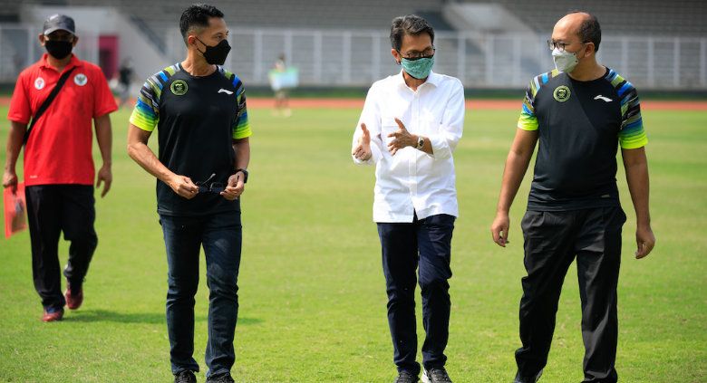 Chef de Mission (CdM) Kontingen Olimpiade Indonesia di Olimpiade Tokyo 2020, Rosan P Roeslani, melakukan kunjungan ke lokasi Pelatnas Atletik di Gelora Bung Karno, Kamis (03/06/21). Copyright: © Media NOC Indonesia