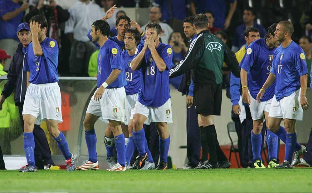Timnas Italia terlihat sedih usai kalah di babak penyisihan EURO 2004. Copyright: © Andreas Rentz/Bongarts/Getty Images